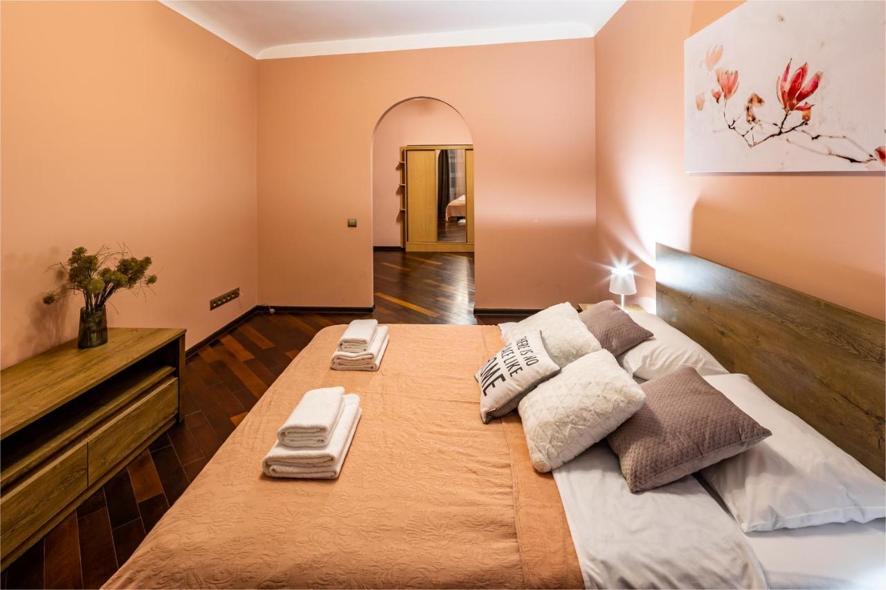 The Main Square! 2 Separated Bedrooms, Balcony Lviv Exteriör bild